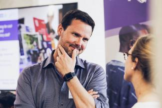 2 people in conversation